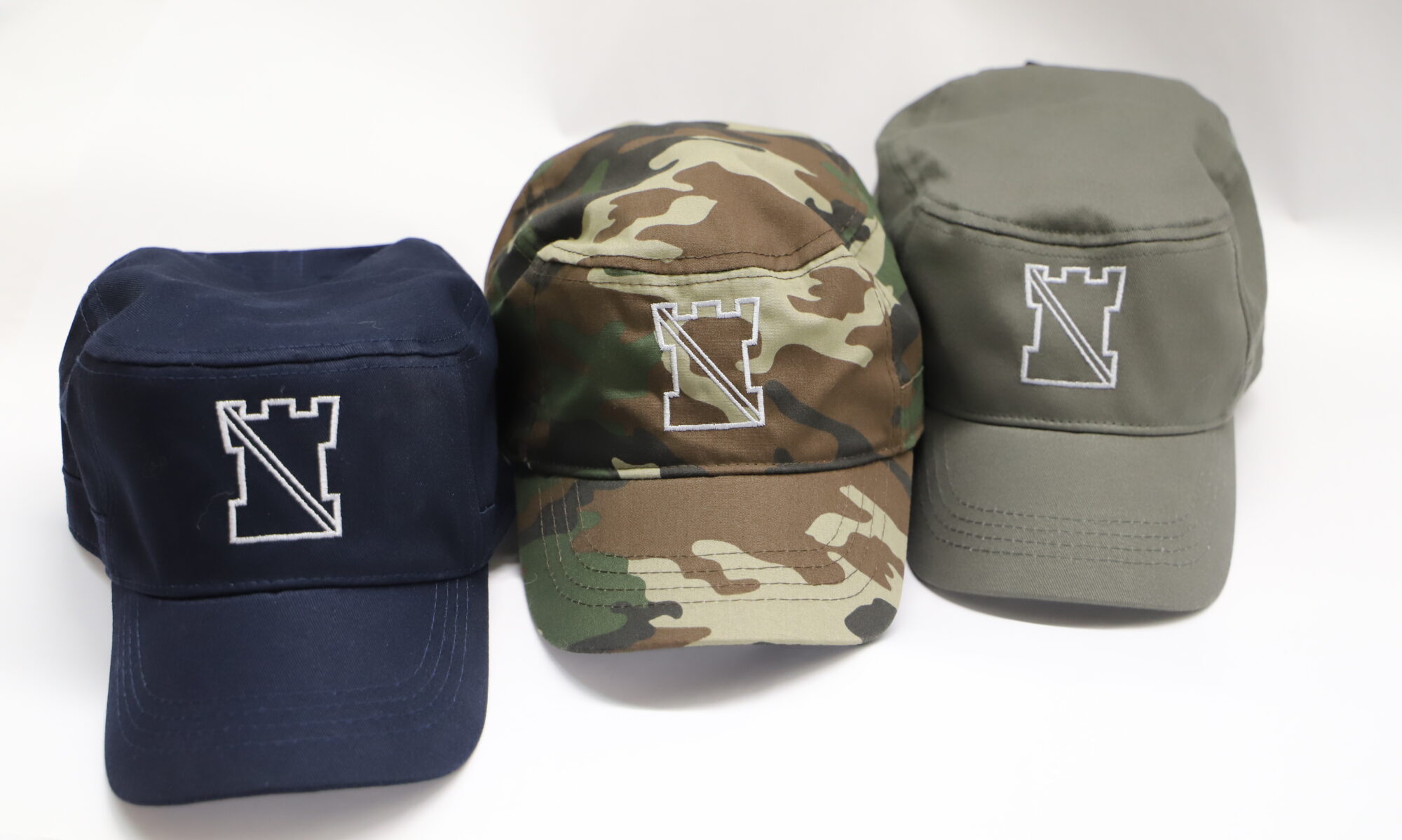Armylippis kolmella tyylikkäällä kuosilla: navy, camo tai olive green.