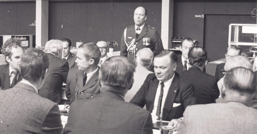 Ilmavoimien kiltojen, ilmasiltojen ja muiden yhteisöjen yhteistoiminnan alkua 1980-luvun alussa. Ilmavoimien komentajan kenrl Rauno Meriön tapaaminen Tikkakoskella 7.9.1983.